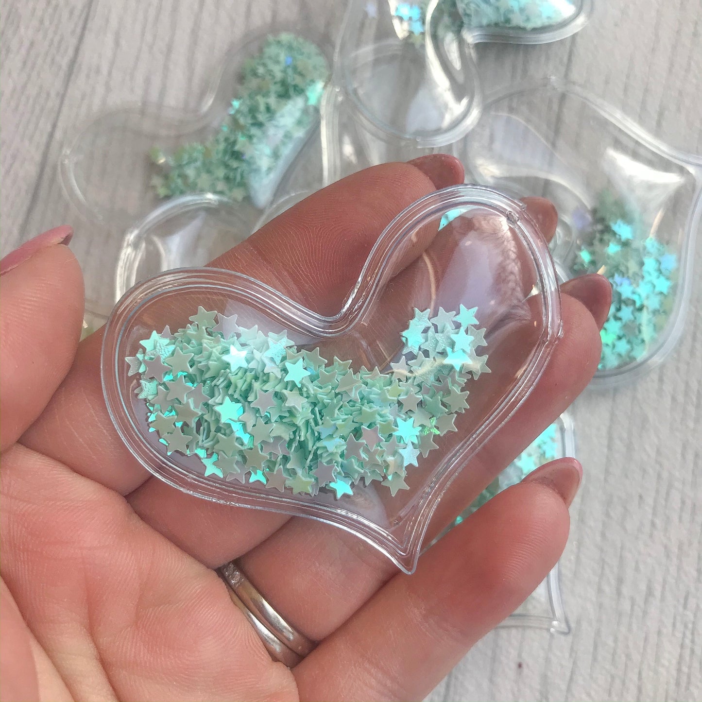 Shaker Sequins Filled Hearts Mint