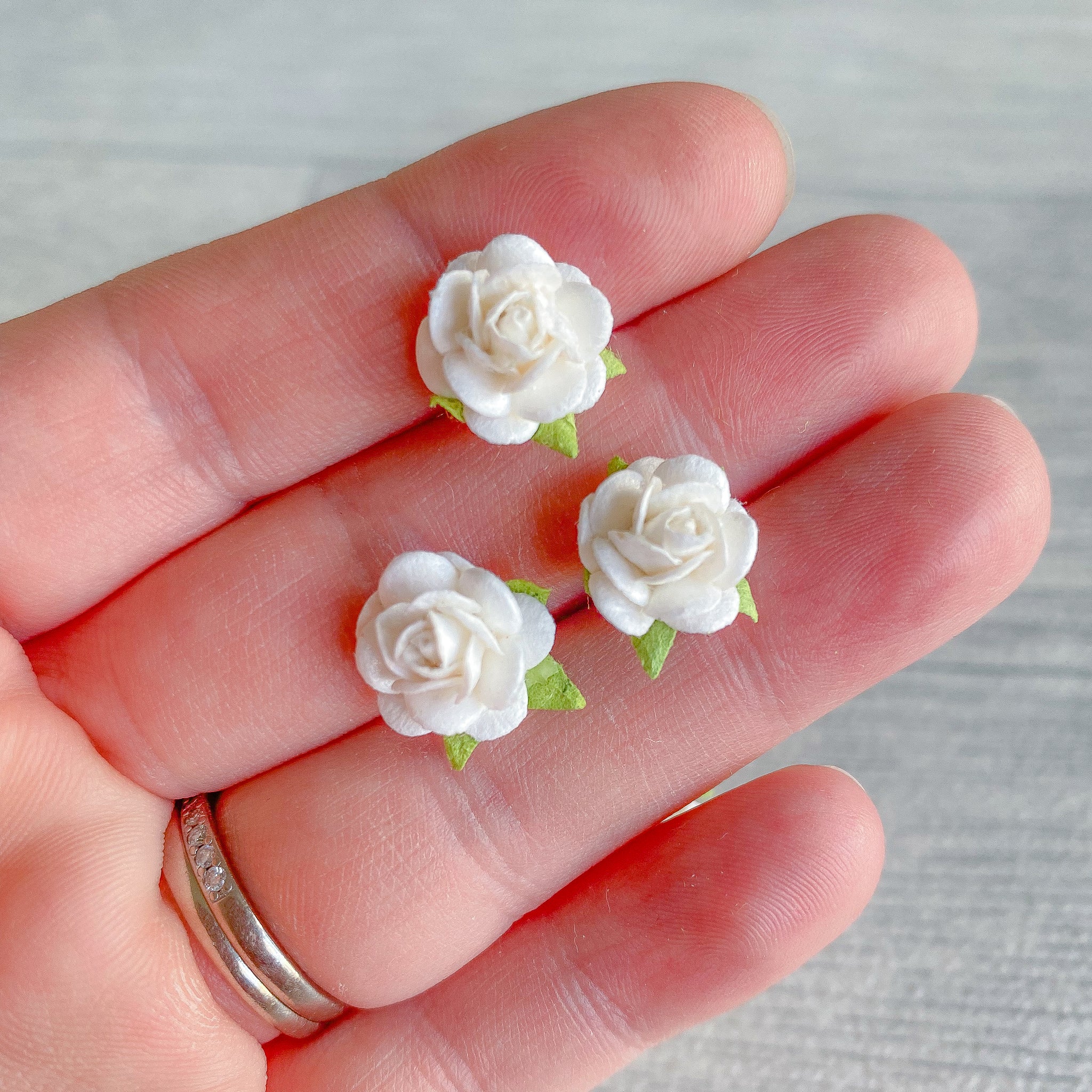 Mini White Open Rose Mulberry Flowers 10mm (20)